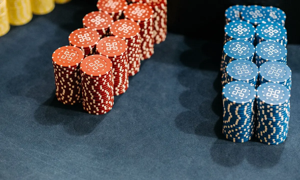 Gestapelte Casino-Chips auf einem Spieltisch