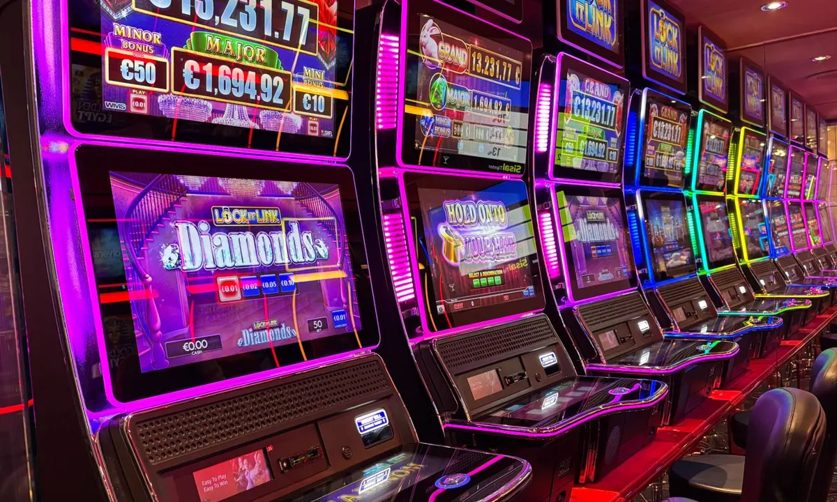 Bunte Spielautomaten mit Neonlicht in einer Reihe