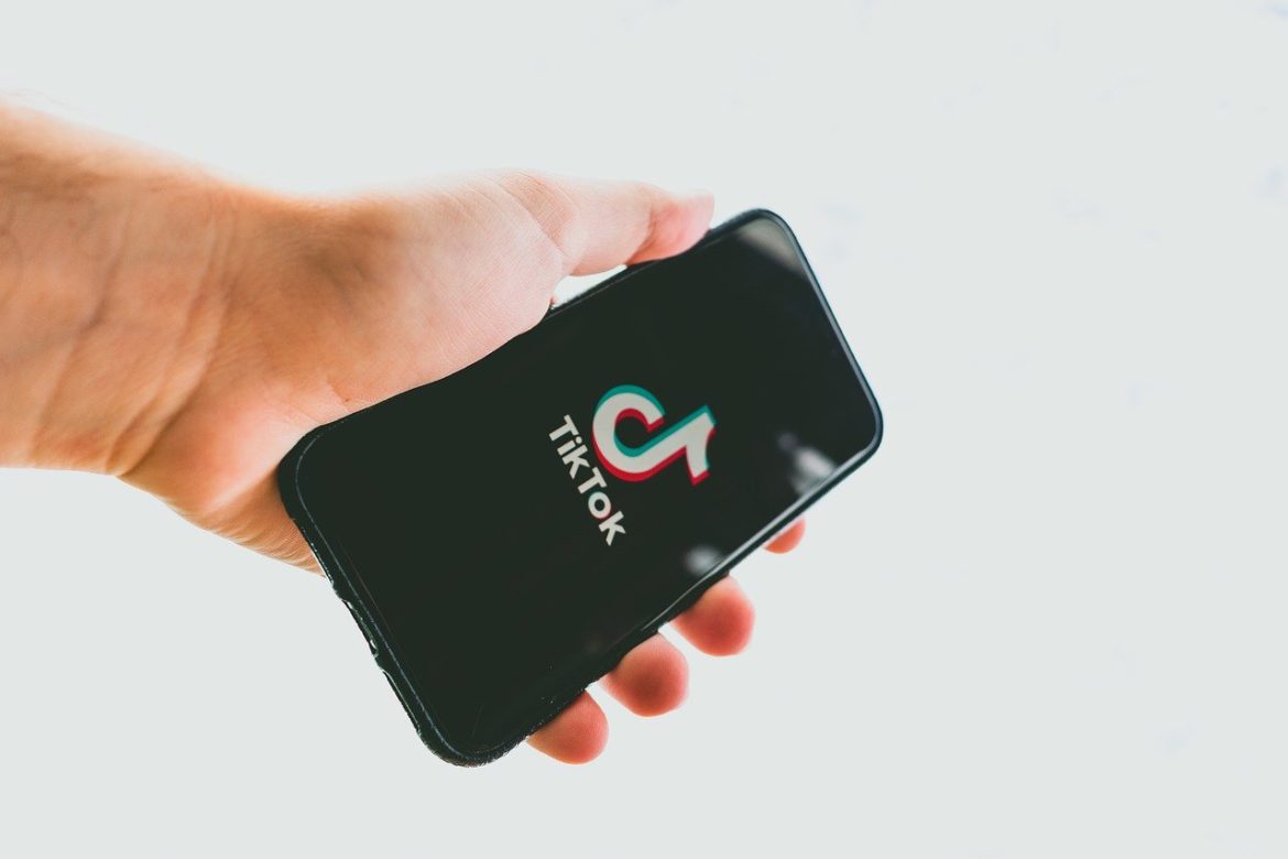 Hand hält Handy mit TikTok