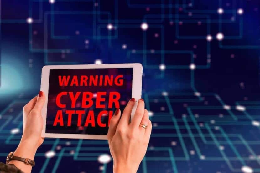 Tablet mit einer Cyber Attack Warning