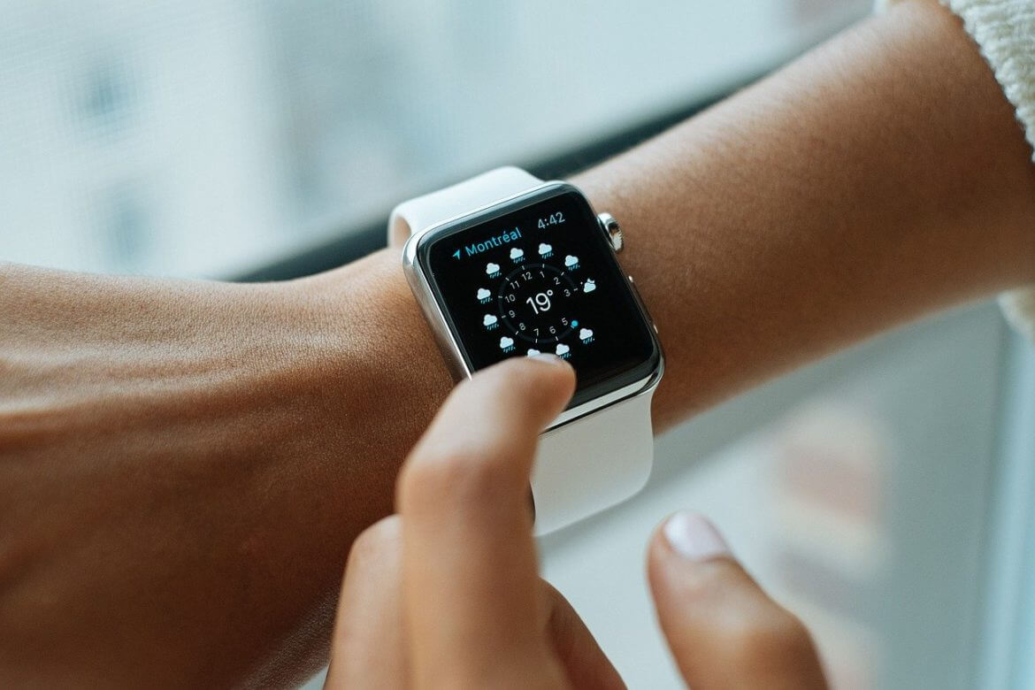 Apple Watch mit weißem Armband