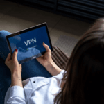 Frau mit Tablet und VPN