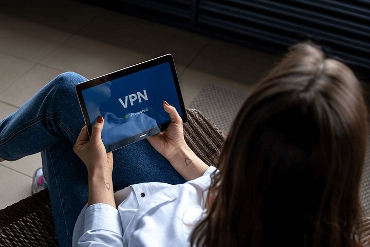 Frau mit Tablet und VPN