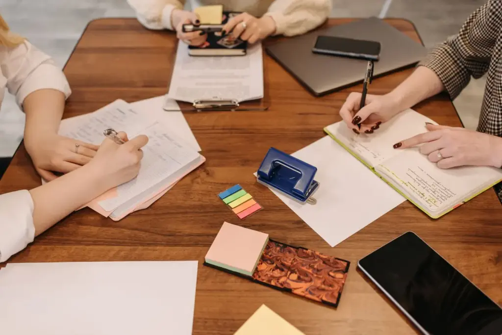 Redaktionsteam arbeitet gemeinsam an Laptops und Notizen